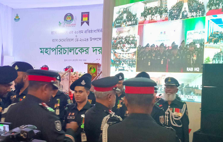 পেশাগত কাজে অসামান্য অবদানের জন্য র‌্যাবের মহাপরিচালক (ডিজি) পদক পেয়েছেন সংস্থাটির ১২০ সদস্য। ছবি: তৌহিদুজ্জামান তন্ময়