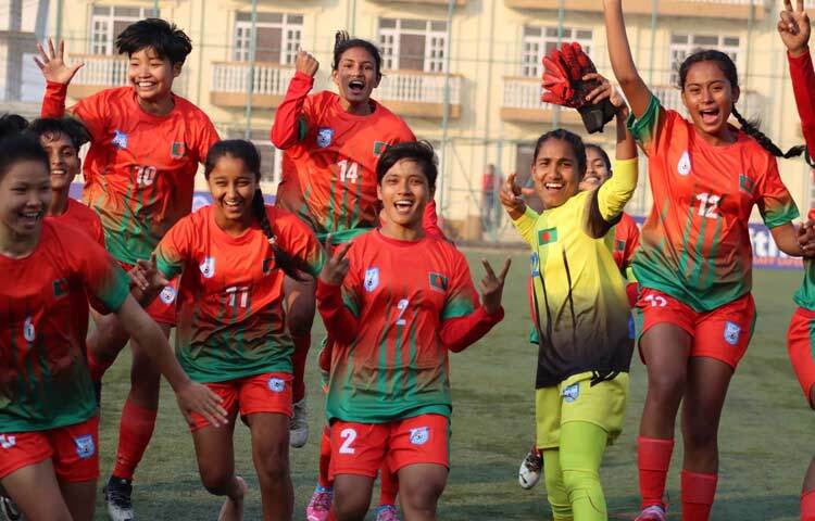 নেপালের পর ভারতকে হারিয়ে এক ম্যাচ হাতে রেখেই সাফ অনূর্ধ্ব-১৬ নারী চ্যাম্পিয়নশিপের ফাইনালে উঠেছিল বাংলাদেশ। ভুটানের বিপক্ষে শেষ ম্যাচ ছিল বাংলাদেশের আনুষ্ঠানিকতার। এই ম্যাচে টুর্নামেন্ট থেকে বিদায় নেওয়া ভুটানকে উড়িয়ে দিয়েছে বাংলাদেশ। তাদের বিপক্ষে বাংলাদেশের মেয়েরা জিতেছে ৬-০ গোলে। ছবি: সংগৃহীত