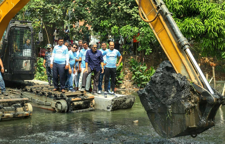 লেক পরিষ্কার কার্যক্রমে তদারকি করছেন তথ্য ও সম্প্রচার প্রতিমন্ত্রী মোহাম্মদ আলী আরাফাত, ঢাকা উত্তর সিটি করপোরেশনের মেয়র মো.আতিকুল ইসলাম। ছবি: মাহবুব আলম