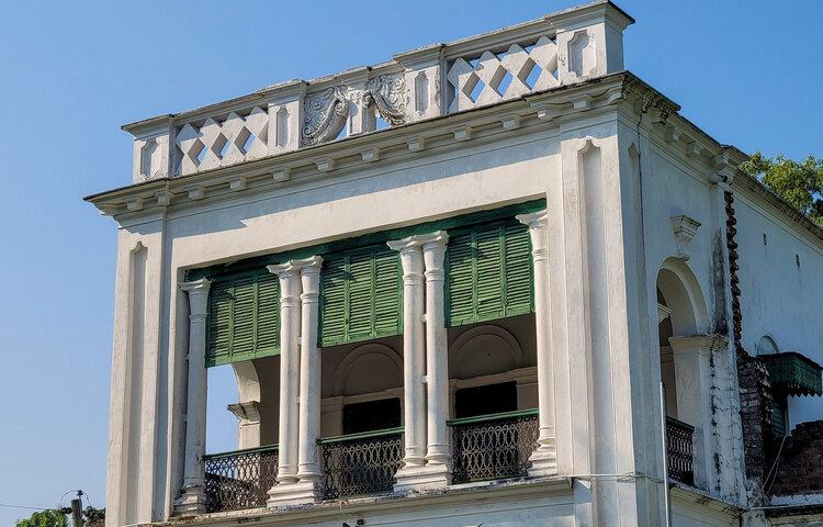 বিশ্বকবি রবীন্দ্রনাথ ঠাকুরের মা সারদা দেবীর বাবার বাড়ি, মাতামহী দিগম্বরী দেবীর বাড়ি, নিজের শ্বশুরবাড়ি ও মামার বাড়ি ছিল ফুলতলা উপজেলার দক্ষিণডিহিতে। তার পূর্ব-পুরুষ খুলনার রূপসা উপজেলার পিঠাভোগে বাস করতেন। রবীন্দ্রনাথ ঠাকুরের সঙ্গে বিয়ে হয়েছিল ভবতারিনী ওরফে মৃণালিনী দেবীর। মৃণালিনীর বয়স তখন ১১ বছর। রবীন্দ্রনাথের বয়স ছিল ২২ বছর। ছবি: বোহেমিয়ান ফয়সাল