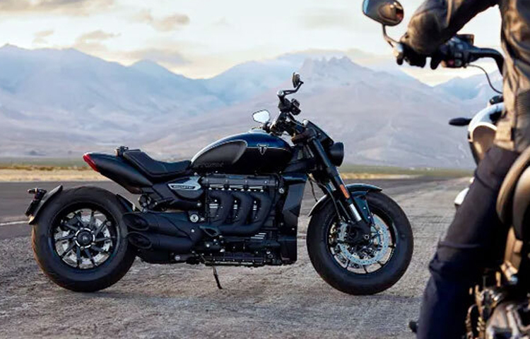 এই দুই সুবিধা হলো-টায়ার প্রেশার মনিটরিং সিস্টেম এবং ব্লুটুথ কানেক্টিভিটি। গরম গ্রিপও পাবেন রাইডাররা। আধুনিক ফিচার্সের পাশাপাশি শক্তিশালী ইঞ্জিন চালিত দুই বাইক ট্রায়াম্ফ স্টর্ম রকেট। ছবি: সংগৃহীত