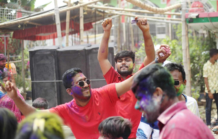 হেসে-নেচে দোল উৎসব পালন করছে যুবকরা। ছবি: মাহবুব আলম