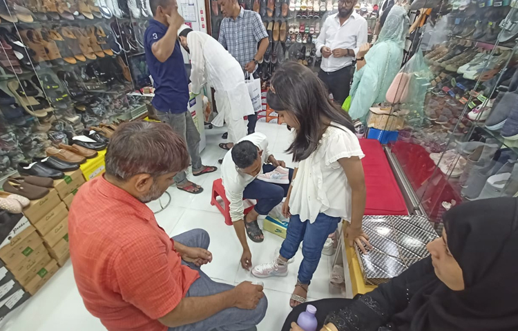 কাপড়ের দোকানের পাশাপাশি ভিড় জমেছে জুতার দোকানেও। ছবি: মাহবুব আলম