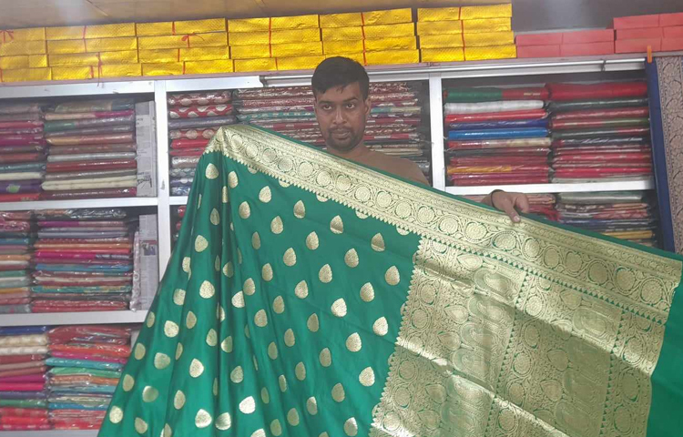 ঈশ্বরদী বেনারসি তাঁতি সমিতির সভাপতি ওয়াকিল আলম বলেন, প্রতিবছর ঈদে বেনারসী শাড়ির যে চাহিদা ছিল এবার তার ৬০ ভাগ নেই। কারিগরদের তৈরি বেনারসী শাড়ির গুণগত মান অত্যন্ত ভালো। তাই দাম ভারতের শাড়ির চেয়ে বেশি। কিন্তু শাড়ির ন্যায্য মূল্য পাচ্ছি না। ফলে অনেকেই বাধ্য হয়ে কারখানা বন্ধ করে দিয়েছে। ছবি: শেখ মহসীন