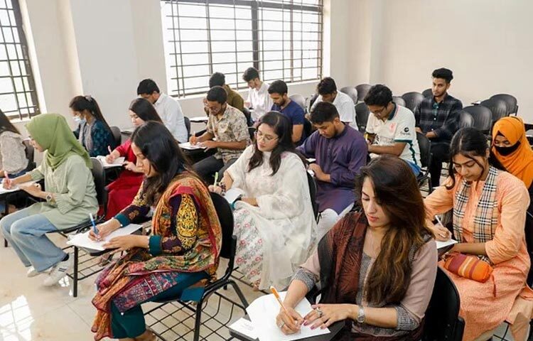 প্রাথমিকে আজ তিন ধাপে পরীক্ষা নেওয়া শেষ হলো। প্রথম ধাপে যারা পরীক্ষা দিয়েছিলেন, তাদের মধ্য থেকে চূড়ান্তভাবে নির্বাচিতও করা হয়েছে। দ্বিতীয় ধাপের চূড়ান্ত ফলও কিছুদিনের মধ্যে প্রকাশ করা হবে। এরপর শেষ ধাপের মৌখিক পরীক্ষা নিয়ে দ্রুত শেষ করা হবে। ছবি: সংগৃহীত