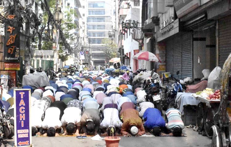 জুমার নামাজের পর বায়তুল মোকাররমে বিশেষ মোনাজাত করা হয়। নামাজের পরে মসজিদের উত্তর প্রাঙ্গণে তাফসিরুল কুরআন অনুষ্ঠিত হয়েছে। ছবি: বিপ্লব দিক্ষিৎ