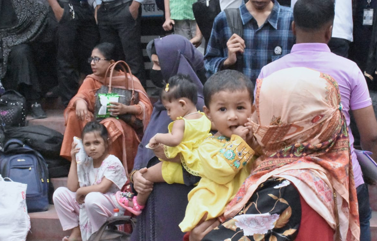 রাজধানী ঢাকায় প্রবেশ এবং বের হওয়ার অন্যতম গুরুত্বপূর্ণ পথ যাত্রাবাড়ী। ঢাকা থেকে নরসিংদী হয়ে সিলেট বিভাগে, নারায়ণগঞ্জ হয়ে কুমিল্লা বা চট্টগ্রাম বিভাগে এবং পদ্মাসেতু হয়ে দক্ষিণবঙ্গে যেতে হলে ব্যবহার করতে হয় এ মোড়। অতিগুরুত্বপূর্ণ এ মোড়ে এসে মিলেছে যে কয়টি সড়ক, তার সবগুলোতে দীর্ঘ যানজট সৃষ্টি হয়েছে। ছবি: বিপ্লব দীক্ষিত