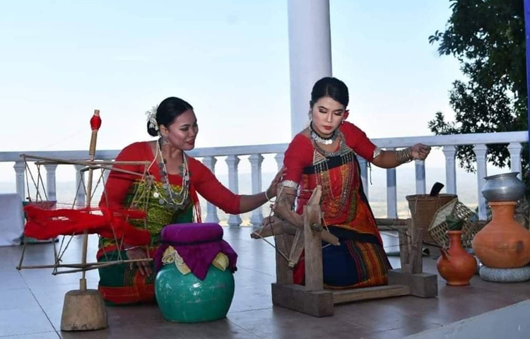 বাংলা বছরের শেষ দুই দিন ও নববর্ষের প্রথম দিন বিজু পালন করা হয়। চাকমা সম্প্রদায়ে আদিকাল থেকেই বিজু চলে আসছে। ছবি: মাহবুবুল ইসলাম পলাশ