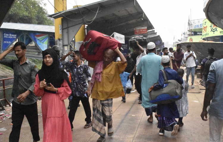 তবে শেষ দিনের ঈদযাত্রায় অর্থাৎ ঈদের আগের দিন লঞ্চঘাটে নেই যাত্রীচাপ। ছবি: বিপ্লব দীক্ষিত