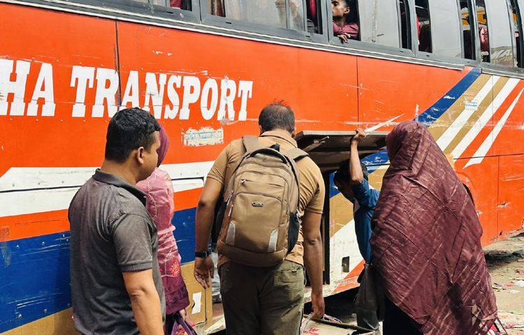 ঈদের নামাজ শেষ করেই বাস ধরতে চলে এসেছেন অনেকে। ছবি: ইসমাইল হোসেন রাসেল