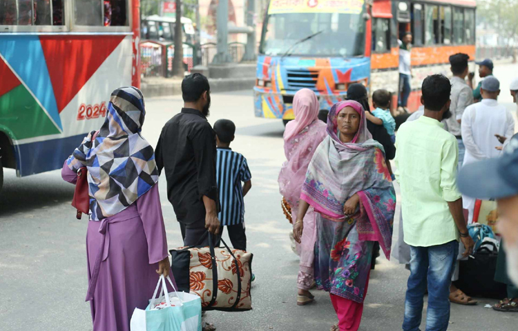 যারা ঈদের আগে বাড়ি যেতে পারেননি তারা আজ ছুটে যাচ্ছেন বাড়িতে। ছবি: মাহবুব আলম