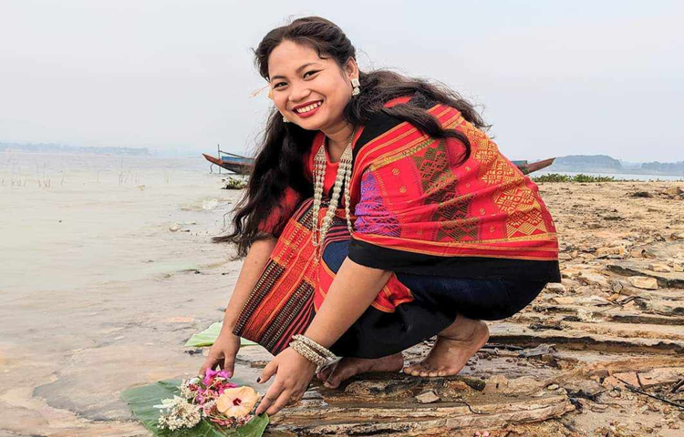 সকালে সূর্য ওঠার সঙ্গে সঙ্গে নদীতে ফুল ভাসিয়ে তারা বিজু উৎসবকে বরণ করেছে। ছবি: মাহবুবুল ইসলাম পলাশ