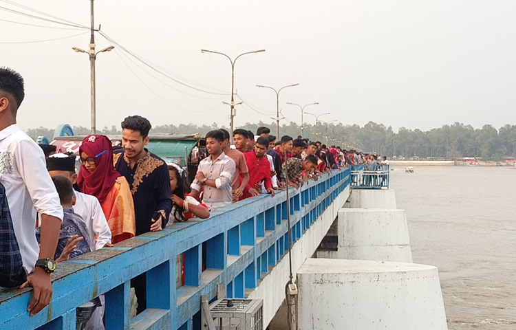 উৎসব আর আনন্দে মেতে উঠেছে পুরো তিস্তা ব্যারাজ এলাকা। ছবি: রবিউল হাসান