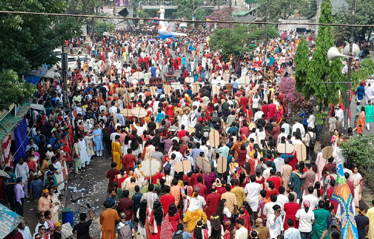 বাঙালির প্রাণের উৎসব পহেলা বৈশাখের মঙ্গল শোভাযাত্রার ৩৫ বছর পূর্তি হলো এ বছর। এবারের শোভাযাত্রার স্লোগানটি কবি জীবনানন্দ দাশের ‘সাতটি তারার তিমির’ কাব্যগ্রন্থের ‘তিমিরহননের গান’ কবিতা থেকে নেওয়া। ছবি: মাহবুব আলম