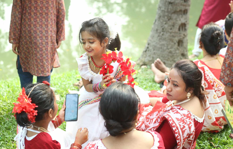 বড়দের পাশাপাশি শিশুরাও আনন্দের সঙ্গে বরণ করে নিচ্ছে নতুন বছরকে। ছবি: মাহবুব আলম