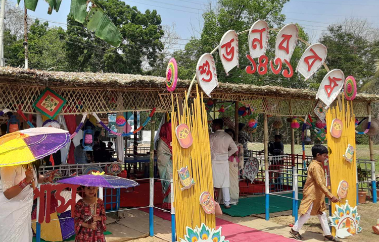 আদিবাসীদের ঘরে ঘরে আজ উৎসবের আমেজ। ছবি: মাহবুবুল ইসলাম পলাশ