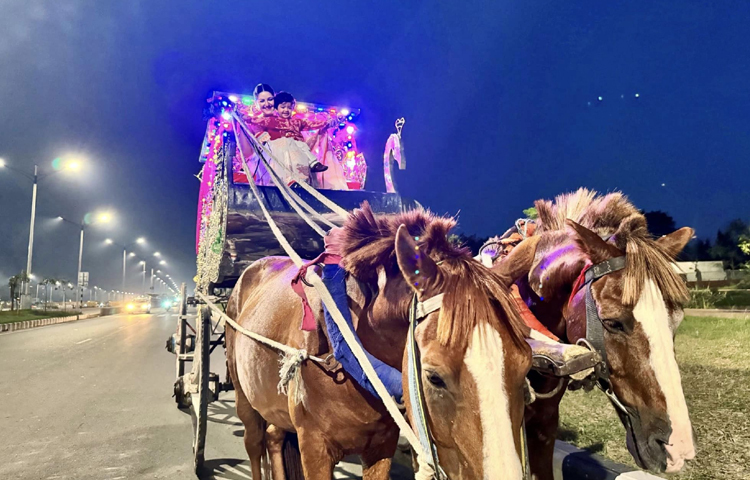 আনন্দের সেই মুহূর্তগুলোকে ক্যামেরাবন্দি করেছেন পরী। পরে সামাজিক যোগাযোগ মাধ্যমে সেই ছবি শেয়ার করেছেন তিনি। ছবি: ফেসবুক