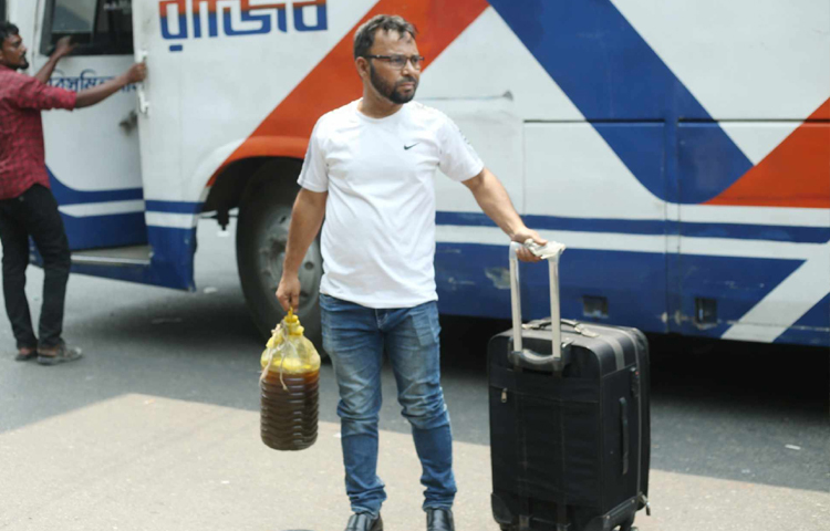 শনিবার থেকেই ফিরতে শুরু করেছেন রাজধানীবাসী। ছবি: মাহবুব আলম