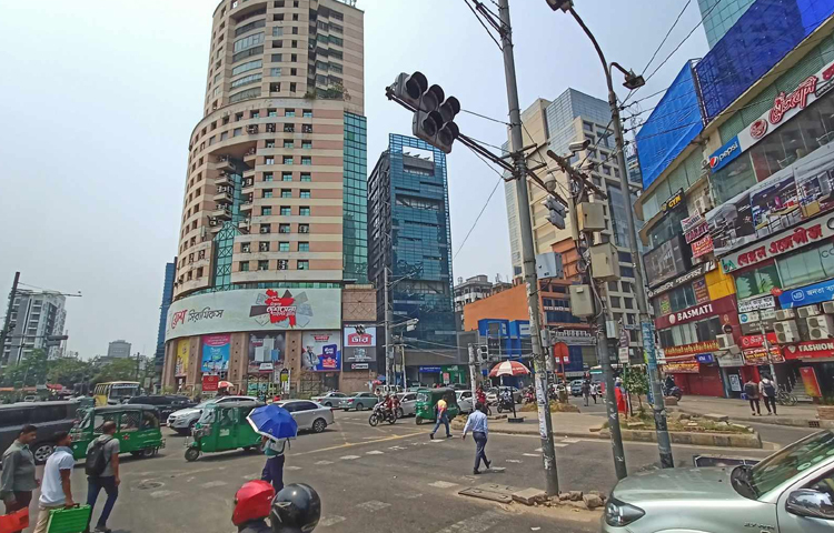 পবিত্র ঈদুল ফিতর ও নববর্ষের ছুটি শেষে সোমবার থেকে পুরোদমে শুরু হয়েছে সচিবালয়সহ সব ব্যাংক-বিমা, অফিস-আদালতের কাজ। ছবি: মাহবুব আলম