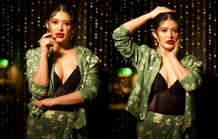 প্রায় সময়ই সাহসী অবতারে ধরা দেন লাস্যময়ী এ অভিনেত্রী। ছবি: ফেসবুক