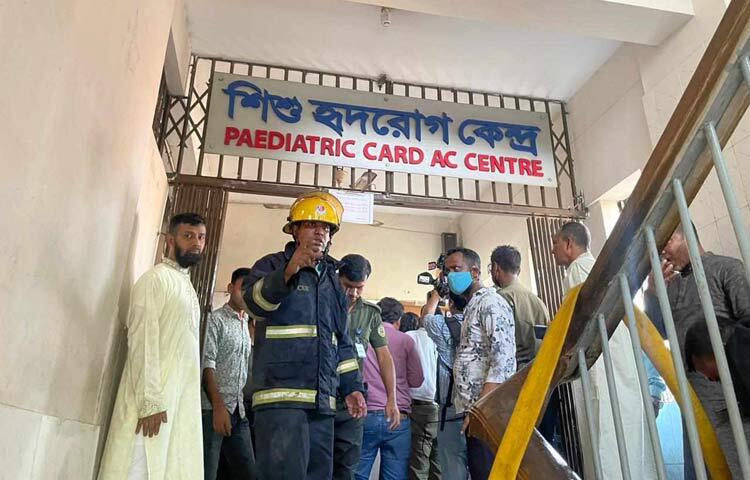 বাংলাদেশ শিশু হাসপাতাল ও ইনস্টিটিউটে আগুনের ঘটনায় ৫ সদস্যের তদন্ত কমিটি গঠন করা হয়েছে। কমিটিকে ৩ দিনের মধ্যে প্রতিবেদন জমা দিতে বলা হয়েছে। আজ দুপুরে আগুন নিয়ন্ত্রণের পর গণমাধ্যমকে এ তথ্য জানান হাসপাতালের পরিচালক ডা. জাহাঙ্গীর আলম। ছবি: জাগো নিউজ