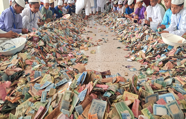 টাকা গণনা কাজে অতিরিক্ত জেলা ম্যাজিস্ট্রেট মহুয়া মমতাজ, মসজিদের পেশ ইমাম মুফতি খলিলুর রহমান ও রূপালী ব্যাংকের সহকারী মহাব্যবস্থাপক (এজিএম) রফিকুল ইসলাম, সিবিএ নেতা আনোয়ার পারভেজসহ মসজিদ ব্যবস্থাপনা কমিটির সদস্য এবং মসজিদ কমপ্লেক্সে অবস্থিত মাদরাসা ও এতিমখানার শিক্ষক-শিক্ষার্থীরাসহ মোট ২২০ জনের একটি দল অংশ নিয়েছেন। ছবি: এসকে রাসেল