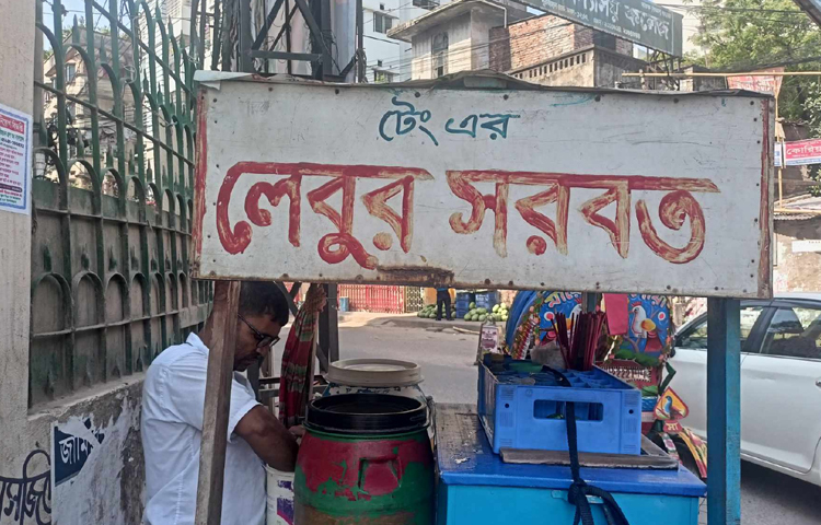 ফলে ফুটপাতে ডাব, শরবত ও জুস বিক্রেতাদের ব্যবসা এখন জমজমাট। গত কয়েকদিনে তাদের আয় বেড়েছে আগের চেয়ে দেড় থেকে দ্বিগুণ। ছবি: মফিজুল সাদিক