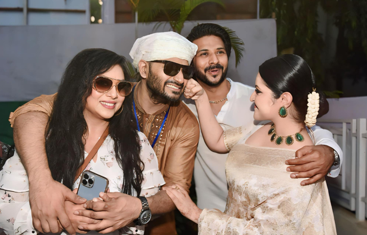 পরী তার পোস্টের ক্যাপশনে লিখেছেন, ‘একজন শাবনূর। একজন সুপারস্টার। এক শৈশবের মুগ্ধতা। একজন সুন্দর মনের মানুষ। একটা ভালোবাসা।’ একই সঙ্গে জুড়ে দিয়েছেন ভালোবাসার ইমুজিও। ছবি: পরীমণির ফেসবুক থেকে