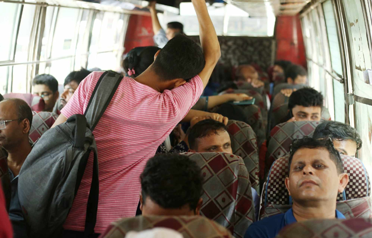 গরম ও যানজটে নাকাল অবস্থা গণপরিবহনের যাত্রীদেরও। যানজট আর রোদের মধ্যে বসে থেকে বিরক্ত তারা। ছবি: মাহবুব আলম