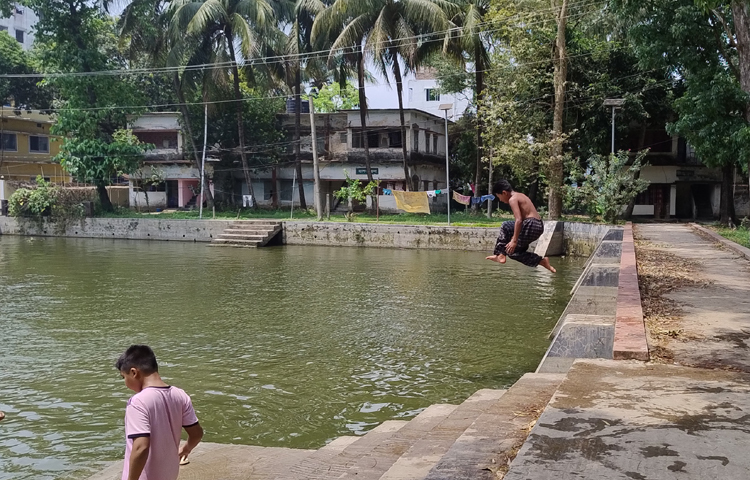 পানিতে নেমেও খেলায় ব্যস্ত শিশু-কিশোররা। ছবি: এম মাঈন উদ্দিন