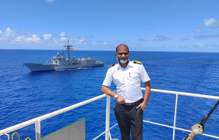 ক্যাপ্টেন মোহাম্মদ আবদুর রশিদ জাগো নিউজকে জানিয়েছেন, রোববার দুপুর ২ টা ৩০ মিনিটে আল হামরিয়া বন্দরের বহির্নোঙরে নোঙর ফেলেছে এমভি আবদুল্লাহ। জাহাজের ২৩ নাবিকের সবাই সুস্থ আছেন। বন্দরের ভেড়ার অনুমতি পাওয়ার পর শুরু হবে পণ্য খালাস। ছবি: এমভি আবদুল্লাহর ক্যাপ্টেন মোহাম্মদ আবদুর রশিদের সৌজন্যে পাওয়া