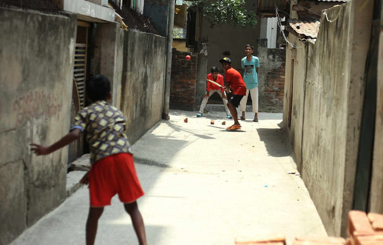 কেউবা মহল্লার গলিতে ক্রিকেট খেলছে। ছবি: মাহবুব আলম