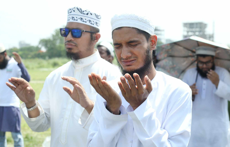নামাজে নিজেদের গুনাহর ক্ষমা চেয়ে আল্লাহ কাছে বৃষ্টি প্রদানের জন্য দোয়া চাওয়া হয়। ছবি: মাহবুব আলম