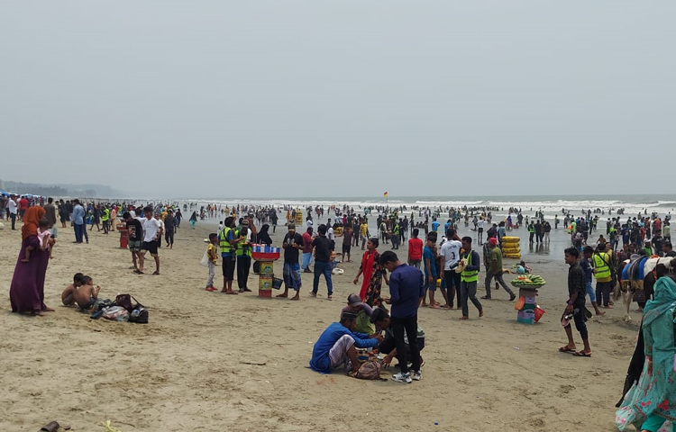 ফলে তীব্র দাবদাহের মধ্যেও পর্যটক বেড়েছে কক্সবাজারে। নগরীর বিভিন্ন স্থানে ভ্রমণপিয়াসীদের অবস্থান করতে দেখা গেছে। ছবি: সায়ীদ আলমগীর