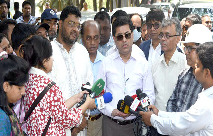 নির্মাণাধীন ভবনে এডিস মশার লার্ভা পেলে প্রয়োজনে নির্মাণকাজ বন্ধ করে দেওয়া হবে বলে জানিয়েছেন ঢাকা দক্ষিণ সিটি করপোরেশনের (ডিএসসিসি) মেয়র শেখ ফজলে নূর তাপস। ছবি: জাগো নিউজ