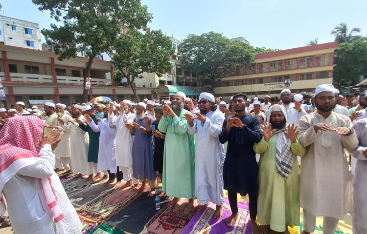 নামাজে শতশত মুসল্লি অংশ নেন। ছবি: শরীফুল ইসলাম