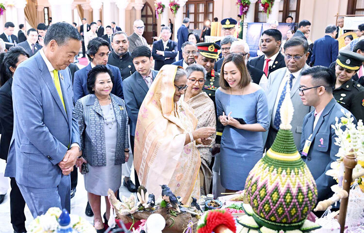 বাংলাদেশের প্রধানমন্ত্রী শেখ হাসিনা আজ থাইল্যান্ডের প্রধানমন্ত্রীর কার্যালয় গভর্নমেন্ট হাউজে আয়োজিত প্রদর্শনীর বিভিন্ন স্টল পরিদর্শন করেন। এ সময় সেদেশের প্রধানমন্ত্রী স্রেথা থাভিসিন এবং বঙ্গবন্ধুর ছোট মেয়ে শেখ রেহানা ও বঙ্গবন্ধু নাতি রাদওয়ান মুজিব সিদ্দিক ববি উপস্থিত ছিলেন। ছবি: পিআইডি