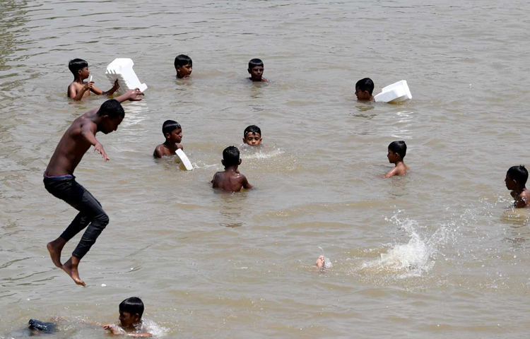 পানিতে খেলায় ব্যস্ত শিশুরা। ছবি: বিপ্লব দীক্ষিত