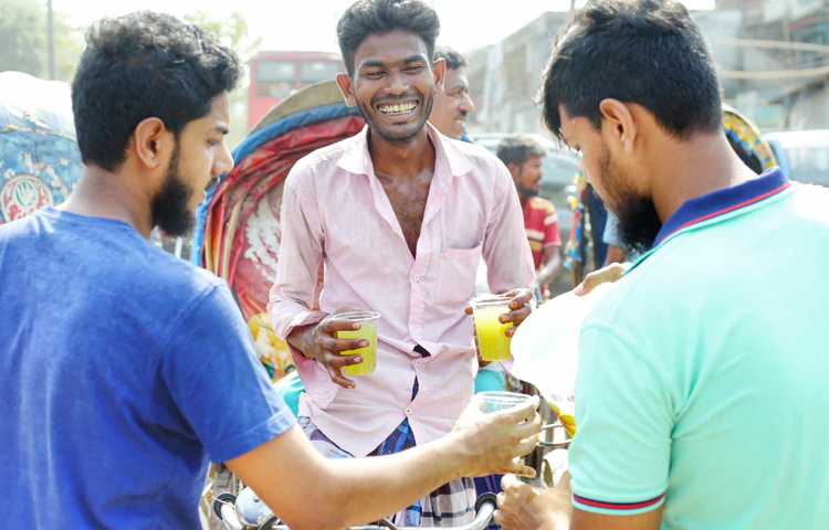 তৃষ্ণার্তদের শরবত খাওয়াতে পেরে তারা অনেক পরিতৃপ্ত। ছবি: মাহবুব আলম