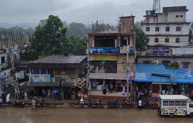 মিরসরাইয়ের বাসিন্দা আবু জাফর বলেন, সারাদেশ যখন তাপপ্রবাহে পুড়ছে, তখন এই বৃষ্টিতে সবার মাঝে স্বস্তি ফিরেছে। এটি আল্লাহর অনন্য নেয়ামত। ছবি: এম মাঈন উদ্দিন