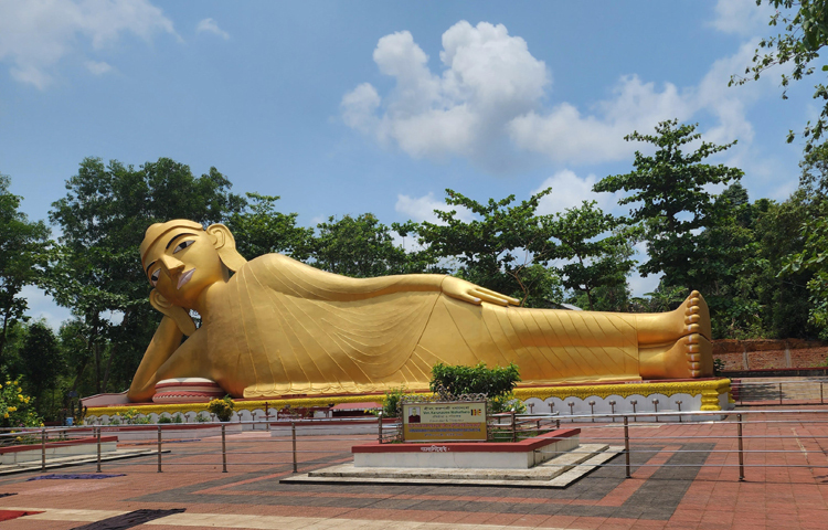 বিমুক্তি বিদর্শন ভাবনা কেন্দ্র বৌদ্ধবিহারের অন্যতম স্থাপত্য ‘ভুবন শান্তি ১০০ ফুট দীর্ঘ বিশাল সিংহ শয্যা গৌতম বৌদ্ধমূর্তি’। রামু থানার উত্তর মিঠাছড়িতে এই বৌদ্ধবিহারের অবস্থান। ভেতরে প্রবেশের জন্য দর্শনার্থীদের জনপ্রতি ২০ টাকা করে লাগবে। ছবি: তানজিদ শুভ্র