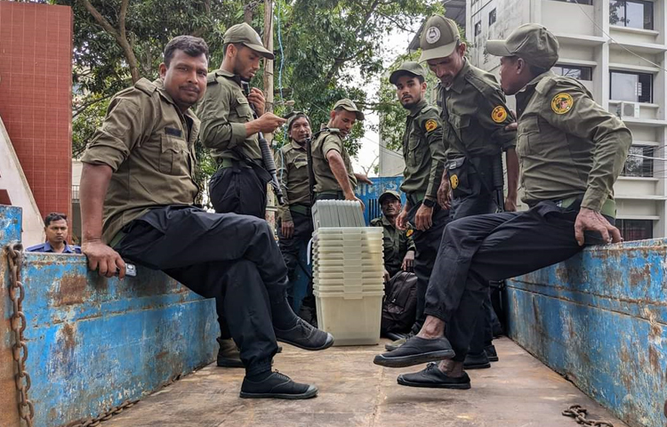 ১১৩ টি কেন্দ্রে পৌঁছে গেছে ব্যালট বক্স। ছবি: এম মাঈন উদ্দিন