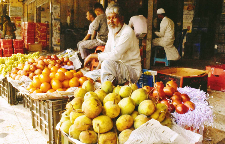 দেশের বিভিন্ন প্রান্ত থেকে ঢাকার ফলের আড়তে আসে এই পাকা আম। সেখান থেকে খুচরা বিক্রেতা এনে তাদের দোকান সাজাচ্ছেন। ছবি: বিপ্লব দীক্ষিত