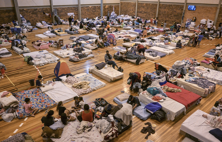 ব্রাজিলের রিও গ্র্যান্ডে ডো সুল রাজ্যের প্রায় ৪০০ পৌরসভা বন্যায় ক্ষতিগ্রস্ত হয়েছে। এখন পর্যন্ত বন্যার কারণে কয়েকশ মানুষ আহত হয়েছেন। এছাড়া প্রায় এক লাখ ৬০ হাজার মানুষ তাদের বাড়িঘর ছেড়ে যেতে বাধ্য হয়েছেন। ছবি: এএফপি