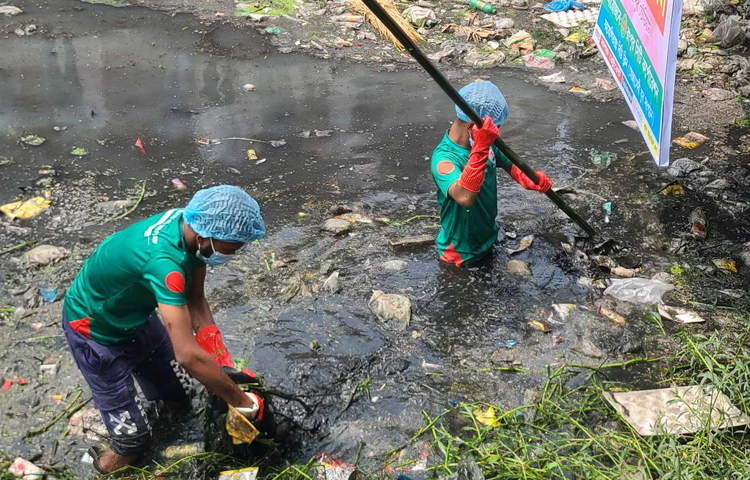 দীর্ঘদিন ধরে দখল আর দূষণে ভরা শ্যামাসুন্দরী খাল এখন নগরবাসীর দুর্ভোগের অন্যতম কারণ হিসেবে দেখা দিয়েছে। ছবি: জিতু কবীর