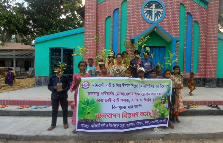 সুমি বলেন, প্রকৃতিকে বাঁচিয়ে রাখতে হলে বৃক্ষরোপণের কোনো বিকল্প নেই। আর তাই আমার এই উদ্যোগ। ছবি: জাগো নিউজ