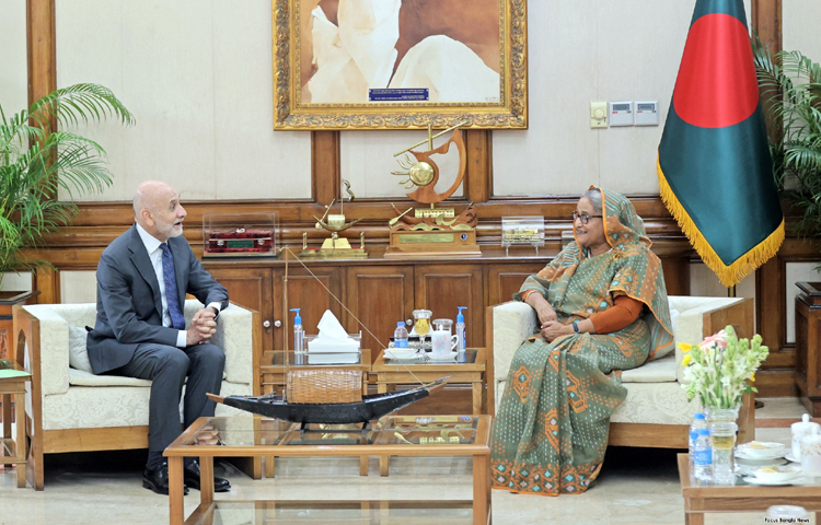প্রধানমন্ত্রী শেখ হাসিনার সঙ্গে সৌজন্য সাক্ষাৎ করেন বাংলাদেশে নিযুক্ত ইতালির রাষ্ট্রদূত অ্যান্তোনিও আলেসান্দ্রো। ছবি: ইয়াসিন কবির জয়