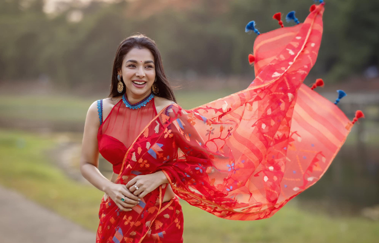 সামাজিক যোগাযোগ মাধ্যমে নিজেই শেয়ার করেছেন সেই ছবি। সেখানেই লাস্যময়ী রূপে ধরা দিয়েছেন এই অভিনেত্রী। ছবি: ফেসবুক