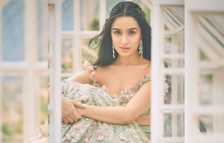 সম্প্রতি ফ্লাওয়ারের ডিজাইন করা লেহেঙ্গায় হাস্যোজ্জ্বল রূপে ধরা দিয়েছেন শ্রদ্ধা কাপুর। ছবি: ইনস্টাগ্রাম