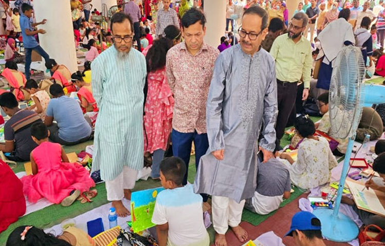 বিশ্ব পরিবেশ দিবস ২০২৪ উদযাপন উপলক্ষে বাংলাদেশ শিল্পকলা একাডেমির জাতীয় চিত্রশালা প্লাজায় ‘প্রকৃতি ও পরিবেশ’ প্রতিপাদ্যের ওপর শিশু-কিশোরদের চিত্রাঙ্কন প্রতিযোগিতা অনুষ্ঠিত হয়েছে। ছবি: শান্ত রায়হান